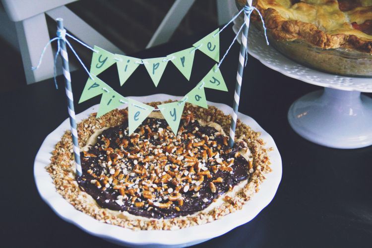 peanut butter, pretzel, chocolate | pieofthemonth.wordpress.com