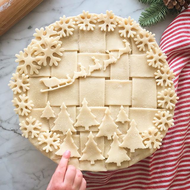 Santa & His Reindeer - List of Christmas Pie Crust Design Ideas