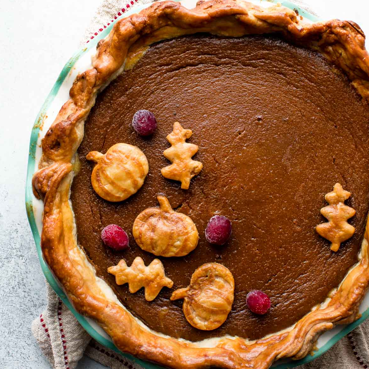 10 Fall Pie Crust Designs for all your fall pie baking | via pies before guys