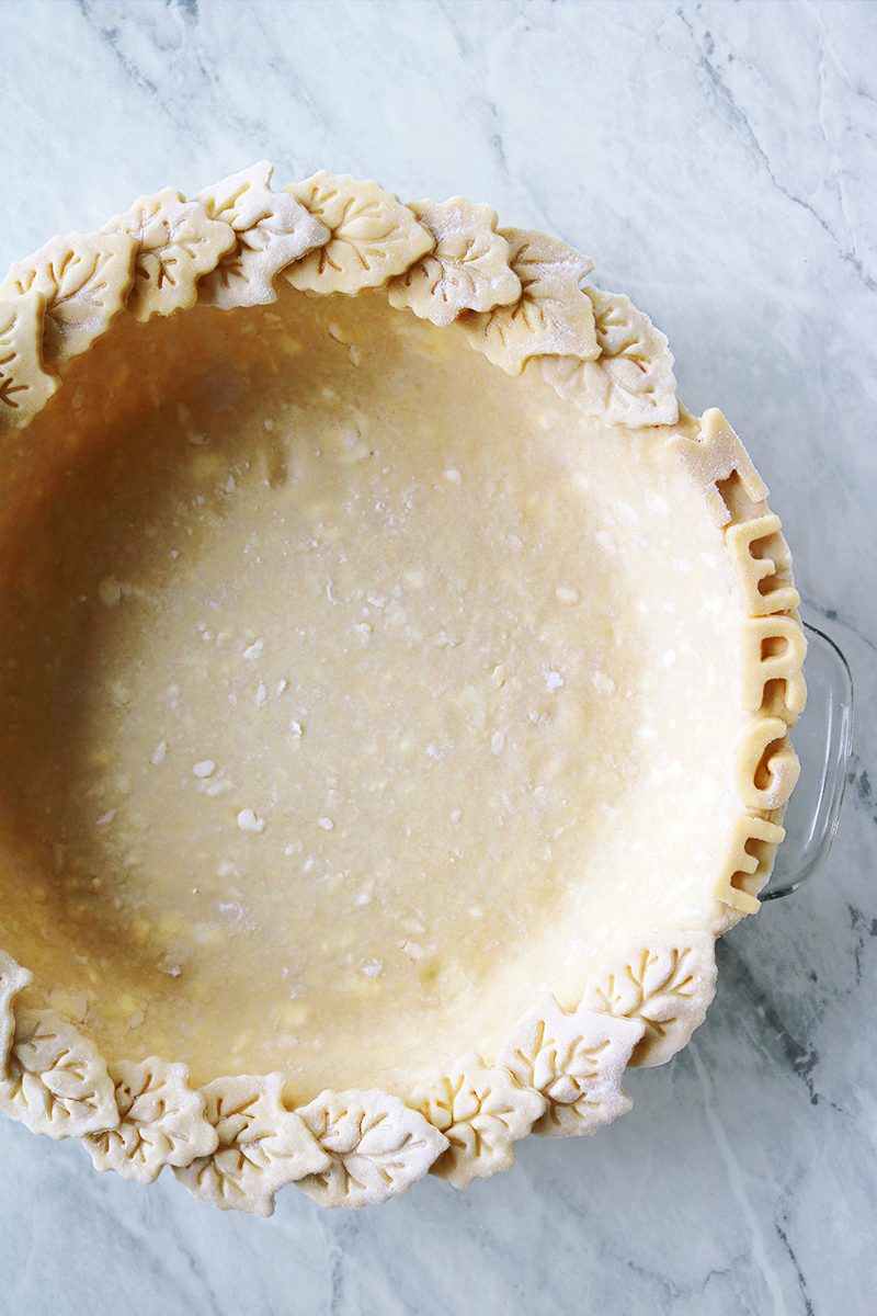 Fall pie crust design with leaves