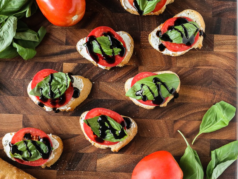 Tomato Basil Goat Cheese&nbsp;Crostini