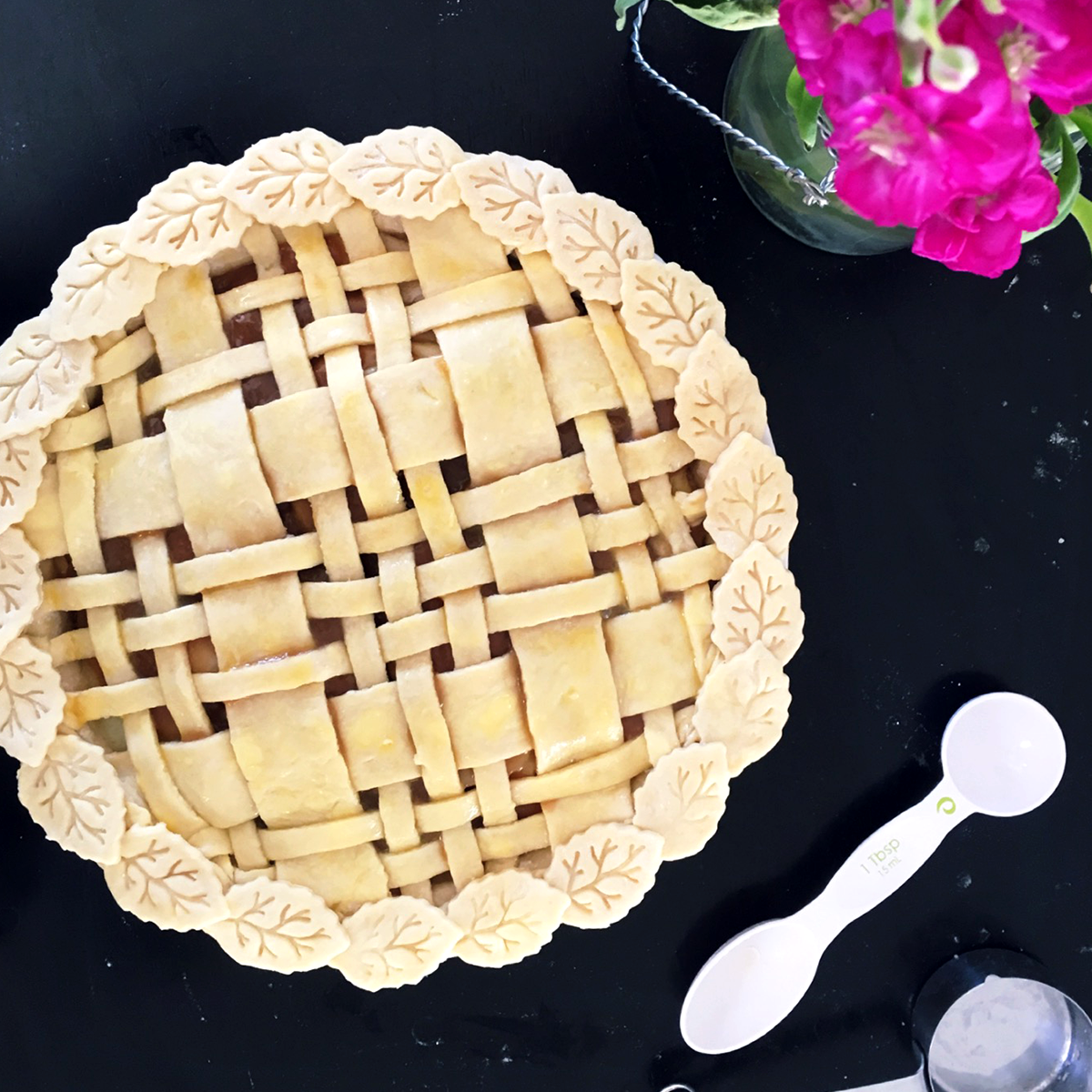 10 Fall Pie Crust Designs for all your fall pie baking | via pies before guys